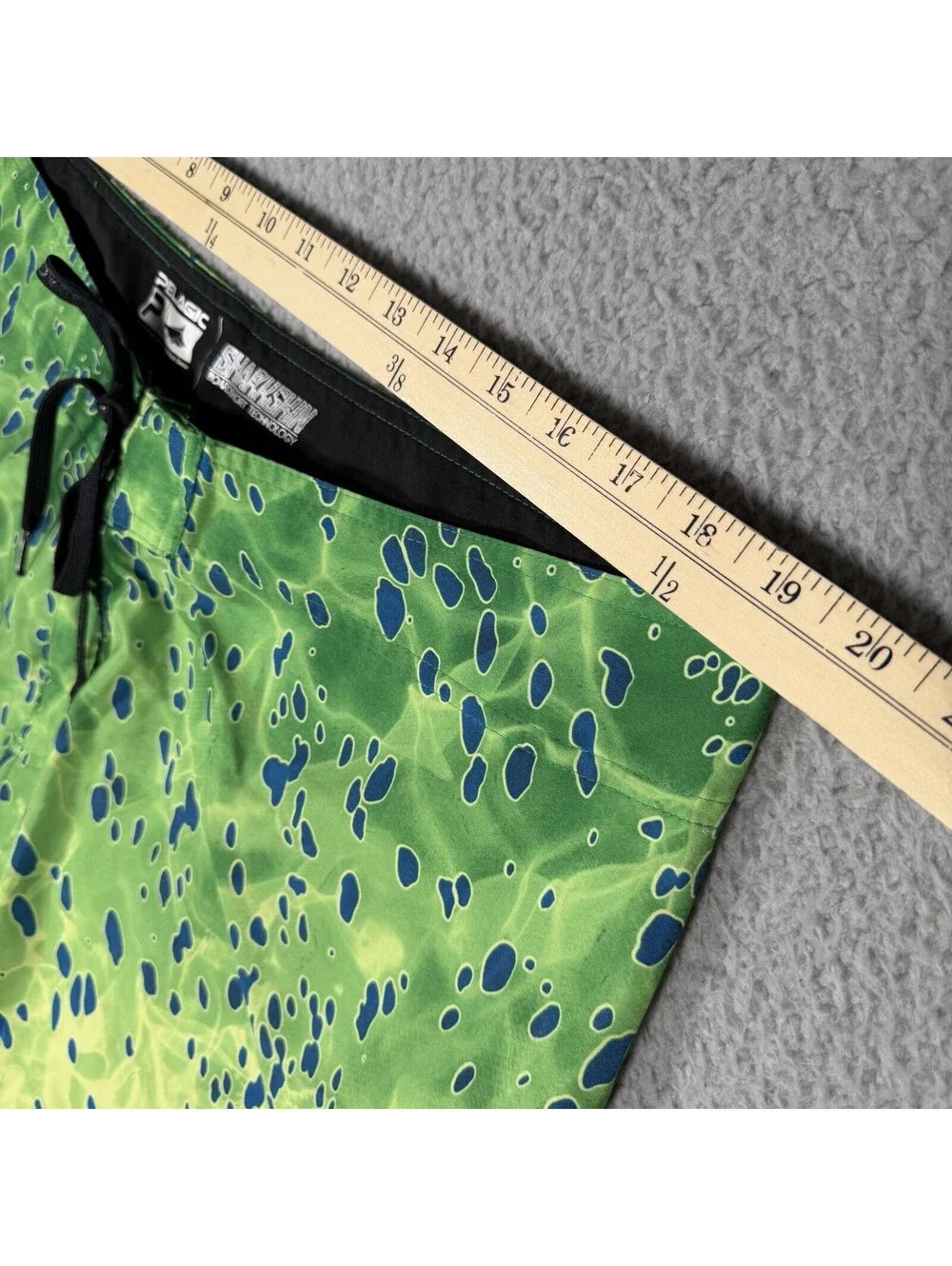 Pelagic Dorado Board Shorts Mens Size 40 Sharkskin Green Yellow
